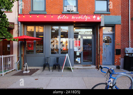 Dolce Brooklyn, 305 Van brunt Street, Brooklyn, New York. Foto del negozio di New York di una gelateria con gancio rosso. Foto Stock