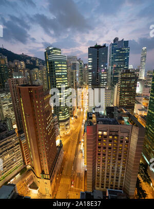 Sera vista sullo skyline di alte torri lungo la strada Hennesey in Wanchai sull isola di Hong Kong. Foto Stock