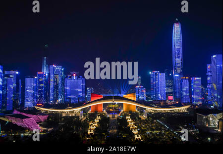 Shenzhen. 24Sep, 2019. Foto scattata il 7 settembre 24, 2019 mostra uno spettacolo di luci per celebrare il settantesimo anniversario della fondazione della Repubblica popolare cinese nel quartiere di Futian di Shenzhen, Cina del sud della provincia di Guangdong. La luce mostra durerà fino ad ottobre 15. Credito: Mao Siqian/Xinhua/Alamy Live News Foto Stock