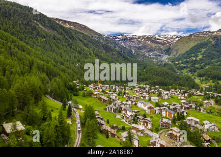 Spettacolare vista aerea della valle di Zermatt e le Alpi in mattinata Foto Stock