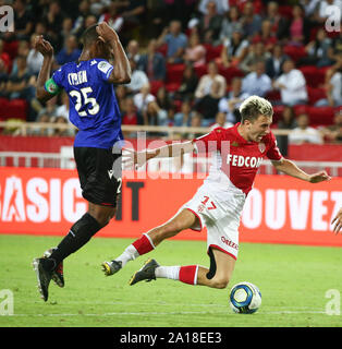 Fontvieille, Monaco. 24Sep, 2019. Aleksandr Golovin (R) di Monaco con vies Wylan Cyprien di Nizza durante il loro French Ligue 1 corrispondono a Fontvieille, Monaco, Sett. 24, 2019. Credito: Serge Haouzi/Xinhua Foto Stock