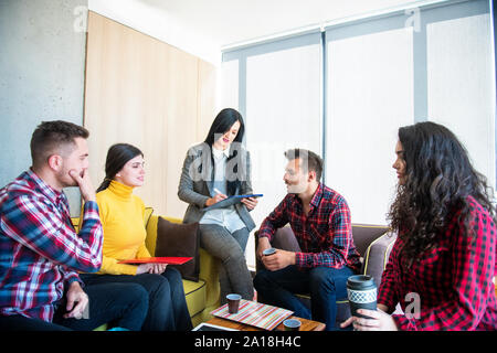 Diversi gruppi di giovani che lavorano insieme concetto Foto Stock