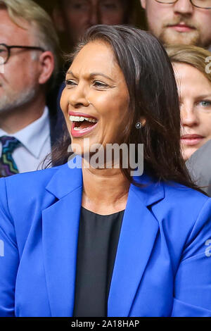 Londra, Regno Unito. 24Sep, 2019. Anti-Brexit diruttori e imprenditrice Gina Miller al di fuori della Corte suprema il giorno in cui la Corte ha dichiarato che il Primo Ministro britannico Boris Johnson per la decisione di prorogue il Parlamento è illegale. Credito: SOPA Immagini limitata/Alamy Live News Foto Stock