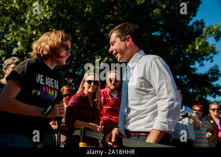 South Bend, Indiana Sindaco Pete Buttigieg, chi è in esecuzione per la nomination democratica per la presidenza degli Stati Uniti, riunisce con sostenitore Bissell Bridgette, un 16-anno-vecchio con autismo, come egli le campagne Martedì, Settembre 24, 2019 a Clinton, Iowa. Buttigieg era su una quattro giorni di campagna bus tour di Iowa. Foto Stock