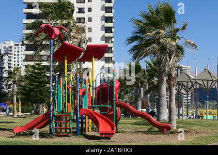 IQUIQUE, Cile - 10 febbraio 2015: diapositiva colorata sul parco giochi lungo la spiaggia di Cavancha il 10 febbraio 2015 a Iquique, Cile Foto Stock