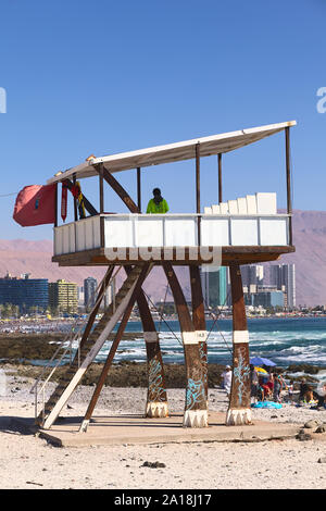 IQUIQUE, Cile - 10 febbraio 2015: persona non identificata nella torre di avvistamento bagnino sulla spiaggia Cavancha il 10 febbraio 2015 a Iquique, Cile. Foto Stock