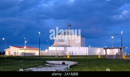 190809-N-AW818-889 NAVAL SUPPORT FACILITY DEVESELU, Romania (Agosto 9, 2019) nuvole scure raccogliere prima di una pioggia di estate tempesta su STATI UNITI Navy base in Romania, casa della NATO a terra Aegis missile balistico sistema di difesa (AABMDS) sito, dopo il completamento di un pianificato a lungo l'aggiornamento dei sistemi, e il Agosto 9, 2019. Durante il periodo di manutenzione, gli Stati Uniti hanno rispettato il suo impegno a favore della NATO missile balistico difesa(BMD) mediante lo schieramento temporaneo di un terminale ad alta area Altitudine Difesa (THAAD) sistema per il supporto navale Facility in Deveselu, Romania. La distribuzione degli STATI UNITI Dell'esercito batteria THAAD alla Romania las Foto Stock