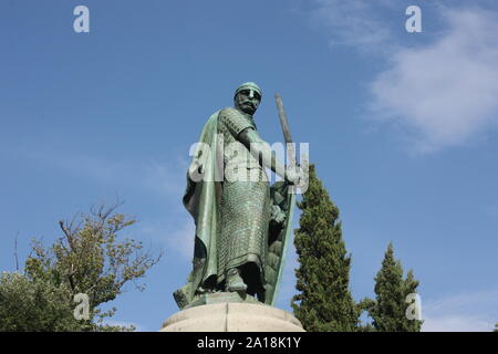 Guimaraes, Portogallo - Estátua Dom Afonso Henriques vicino al castello - prese a 5pm Foto Stock