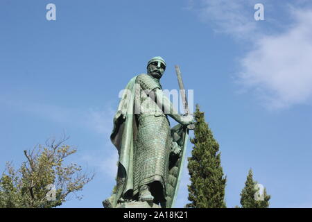 Guimaraes, Portogallo - Estátua Dom Afonso Henriques vicino al castello - prese a 5pm Foto Stock