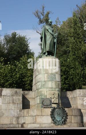 Guimaraes, Portogallo - Estátua Dom Afonso Henriques vicino al castello - prese a 5pm Foto Stock