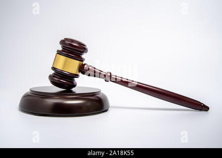Un giudice in legno martello isolati su sfondo bianco. Foto Stock