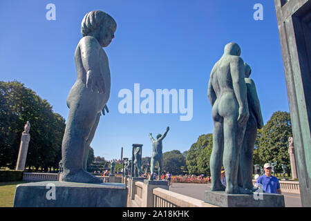 Bronxe Gustav Vigeland statue sul ponte presso il Parco Vigeland (Frogner Park) Foto Stock