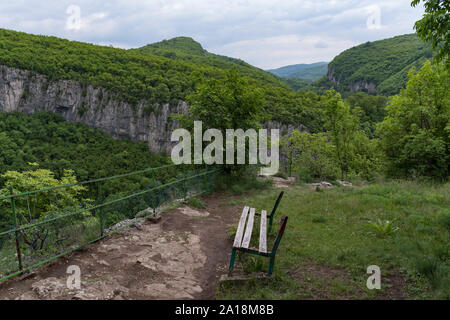 Viewpoint 'panchina d'amore" sul bordo del canyon Dryanovo fiume vicino al monastero di San Michele Arcangelo, Gabrovo regione, Bulgaria Foto Stock