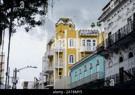 Gli edifici di vecchia costruzione facciata accanto al ben noto Santa Ana Park e il Peatonal, una zona emergente vicino a Casco Antiguo nella città di Panama Foto Stock
