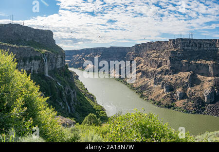 Canyon Snake River Gorge come si vede dal Fiume Snake Rim Trail sulla soleggiata giornata estiva nei pressi di Shoshone Falls Park, Twil Falls, Idaho, Stati Uniti d'America Foto Stock