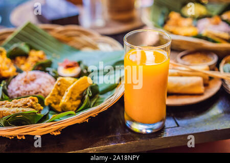 Jamu. La medicina tradizionale a base di erbe e bere in Indonesia, più prevalente in Java. Realizzato con materiali naturali, quali parti di vegetali come radici Foto Stock