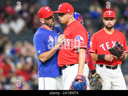 Arlington, Texas, Stati Uniti d'America. Il 24 settembre 2019. Texas Rangers manager Chris Woodward #8 ha una chat con Texas Rangers relief pitcher Ariel Jurado #57 prima di tirare lui nel quarto inning durante un Major League Baseball gioco tra Boston Red Sox e i Rangers di Texas a Globe Life Park in Arlington, Boston sconfitto Texas 12-10 Albert Pena/CSM Credito: Cal Sport Media/Alamy Live News Foto Stock