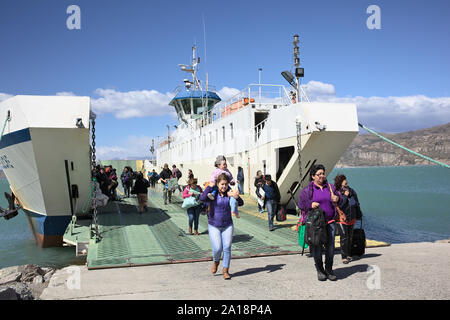 PUERTO IBANEZ, Cile - 20 febbraio 2016: persone non identificate hanno lo sbarco il traghetto dal Cile Chico in Puerto Ibanez in Cile Foto Stock