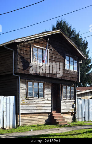 OSORNO, Cile - 12 settembre 2015: casa costruita in modo tradizionale con scandole di legno nella città di Osorno, Cile Foto Stock