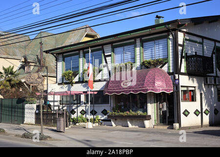 OSORNO, Cile - 12 settembre 2015: l'esterno del tedesco-style bakery Rhenania Otten Panaderia Pasteleria su Manuel Rodriguez street a Osorno Foto Stock