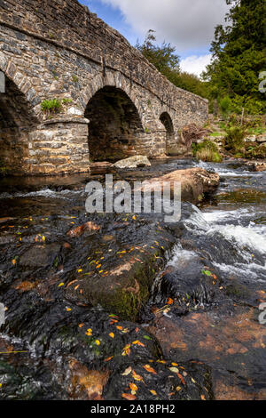 Arco in pietra ponte a Postbridge su Dartmoor Devon, Inghilterra Foto Stock