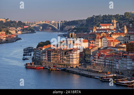 Vista della città lungo il fiume Douro quartiere Ribeira Ponte Arrabida Porto Portogallo Foto Stock