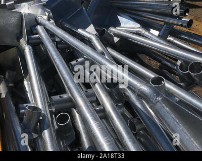 Cromato cassaforma metallica di supporto tubi nella casella del magazzino esterno. Foto Stock