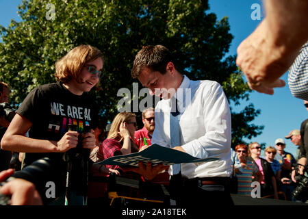 Clinton, Stati Uniti. 24Sep, 2019. South Bend, Indiana Sindaco Pete Buttigieg, chi è in esecuzione per la nomination democratica per la presidenza degli Stati Uniti riunisce con suo sostenitore Bridgette Bissell, un 16-anno-vecchio con autismo, come egli le campagne di Clinton, Iowa. Buttigieg era su una quattro giorni di campagna bus tour di Iowa. Credito: SOPA Immagini limitata/Alamy Live News Foto Stock