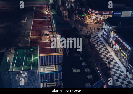 Jeju, Corea del Sud, settembre 03, 2019: vista da sopra a piedi e la strada dello shopping di notte Foto Stock