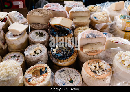 Cangas de Onis, Spagna - 31 Marzo 2019: Assortimento dei tradizionali formaggi asturiana pronto da gustare nel mercato alimentare. Foto Stock