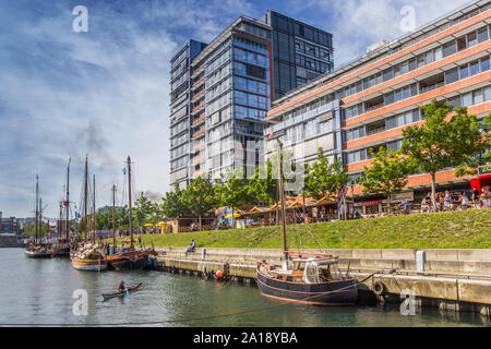 Navi vecchie e moderni edifici nel porto di Kiel, Germania Foto Stock