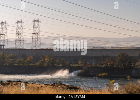 Sfioratore laterale dal Dalles diga sul fiume Columbia Foto Stock