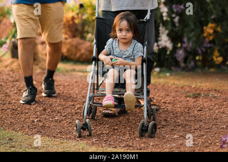 Asian bambino nel passeggino nel parco. Foto Stock