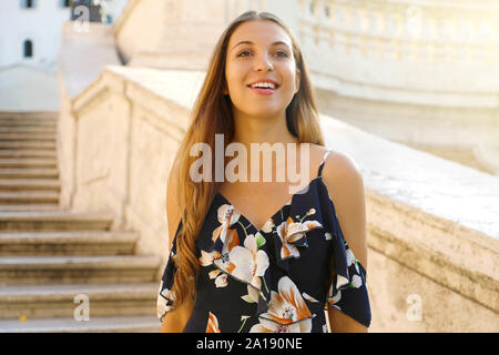 Ritratto di moda bella ragazza turistica va giù per la scalinata di Piazza di Spagna famoso di Roma. Vacanze estive in Italia. Foto Stock