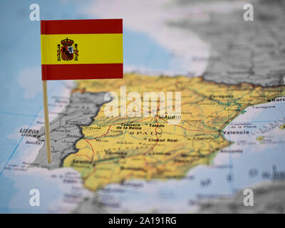 Mappa di Spagna con bandiera nazionale sulla parte anteriore Foto Stock