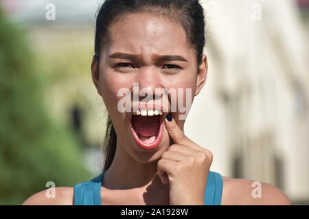 Una femmina con il mal di denti Foto Stock