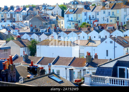 Linee di inglese white case a schiera, vicino insieme sulla parte superiore di ogni altro su una collina nel centro della città di Brighton, East Sussex, Inghilterra, UK, Regno Foto Stock