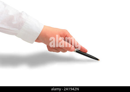 Mano di donna camicia bianca rivolta verso il manicotto a qualcosa con una penna di lusso. la parte del corpo da vicino con un'ombra isolati su sfondo bianco Foto Stock