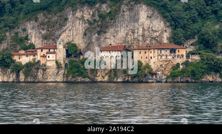 Superba vista della bellissima Eremo di Santa Caterina del Sasso si affaccia sul Lago Maggiore, Italia Foto Stock