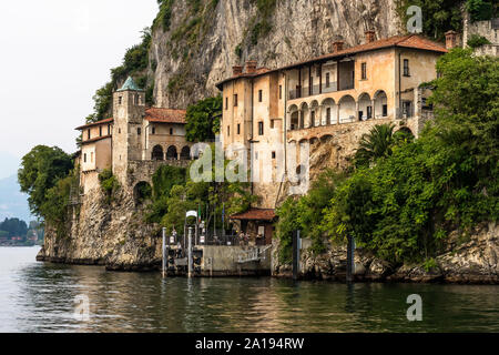 Superba vista della bellissima Eremo di Santa Caterina del Sasso si affaccia sul Lago Maggiore, Italia Foto Stock
