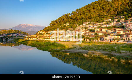 Riflessione al vecchio ponte ottomano nella storica Città Vecchia Berat, UNESCO World Heritage Site in Albania Foto Stock