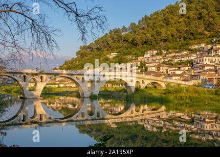 Riflessione al vecchio ponte ottomano ura e Goricës nella storica Città Vecchia Berat, UNESCO World Heritage Site in Albania Foto Stock