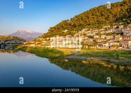 Riflessione al vecchio ponte ottomano nella storica Città Vecchia Berat, UNESCO World Heritage Site in Albania Foto Stock