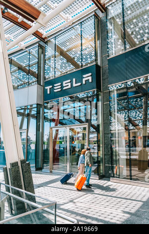 Milano, Italia - 31 Maggio 2019: Ufficio Tesla Store di Porta Nuova e Porta Nuova, il principale quartiere degli affari di Milano Foto Stock