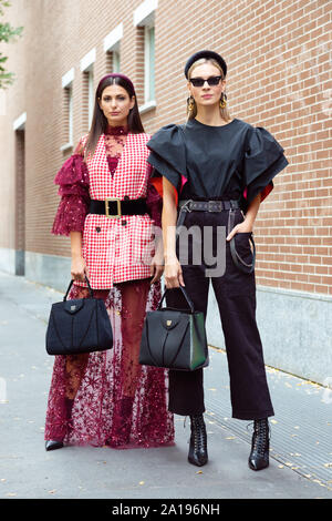 I modelli posano per una foto al di fuori del Fendi Fashion show in occasione della Settimana della moda di Milano Primavera - Estate 2020 Foto Stock