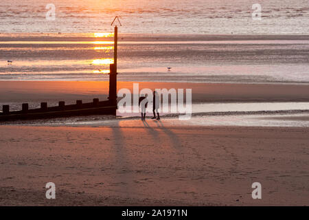 Bel tramonto in Rhyl Beach Wales UK Foto Stock