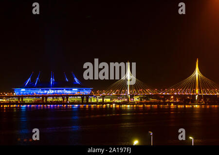 Stadio di Calcio, isola krestovsky, gazprom arena, western alta velocità diametro (strada a pedaggio) San Pietroburgo, Russia vista dal ponte di P&O Arcadia Foto Stock