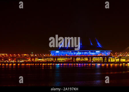 Stadio di calcio, isola krestovsky, gazprom arena, San Pietroburgo, Russia vista dal ponte di P&O Arcadia su esso è 2019 crociera per il Mar Baltico. Foto Stock