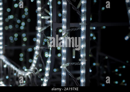 Abstract la configurazione di sfondo piccole lampade su uno sfondo nero close up Foto Stock