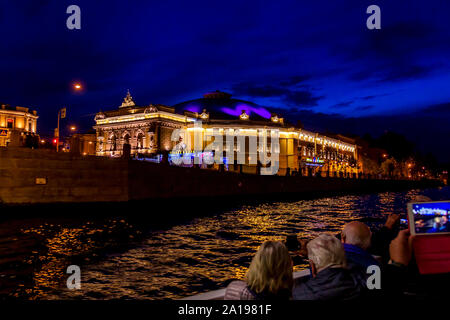 Guardando ther viste da una imbarcazione da diporto sul canale fontanka, San Pietroburgo, Russia. Foto Stock